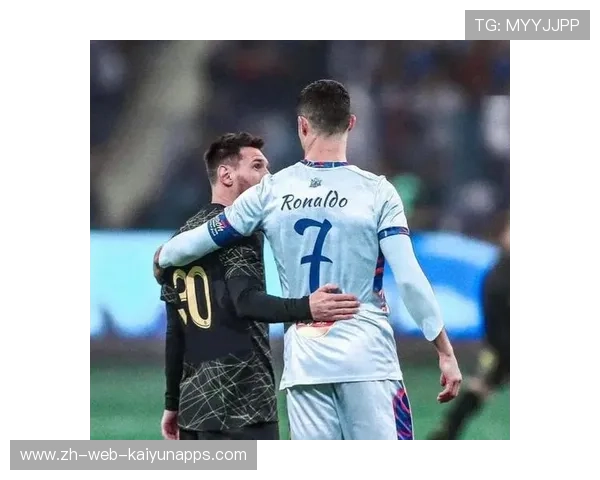 C罗赛后被发现同医护人员亲切合影，举动获媒体点赞